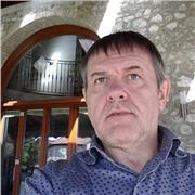 Maestro delle lingue impartisce le lezioni della lingua russa da madrelingua